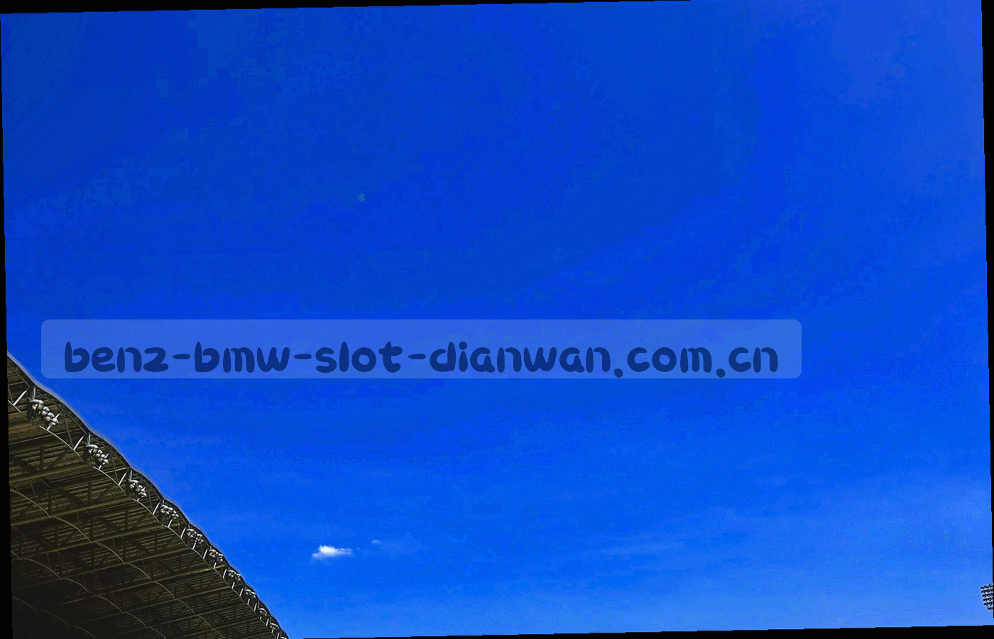 深色金属面板与灯带缝隙的抽象特写，香槟金细线边框，无文字无标识