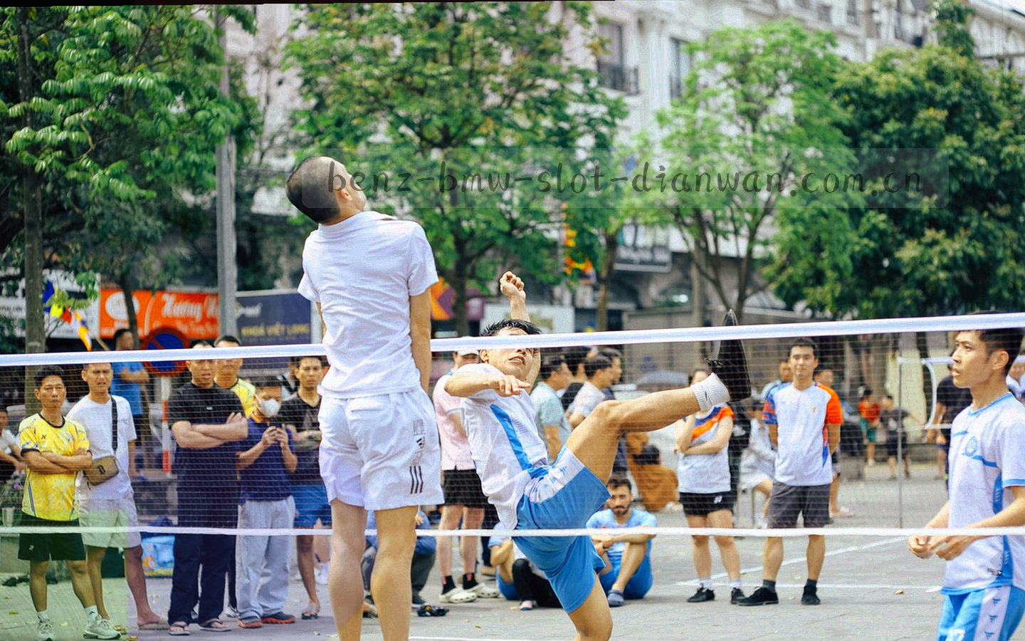 深色界面面板示意，包含换桌次数列表、同步状态标签与设备切换控件，画面中没有真实账号信息