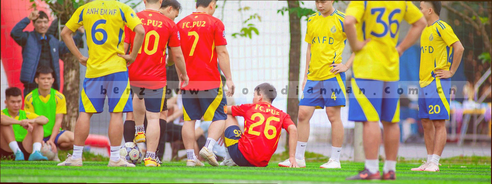 电玩城机台灯带的长曝光光带，横向拉丝，霓虹红与青绿交替